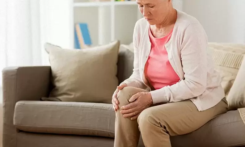 Arthrose der Gelenke bei einer älteren Frau